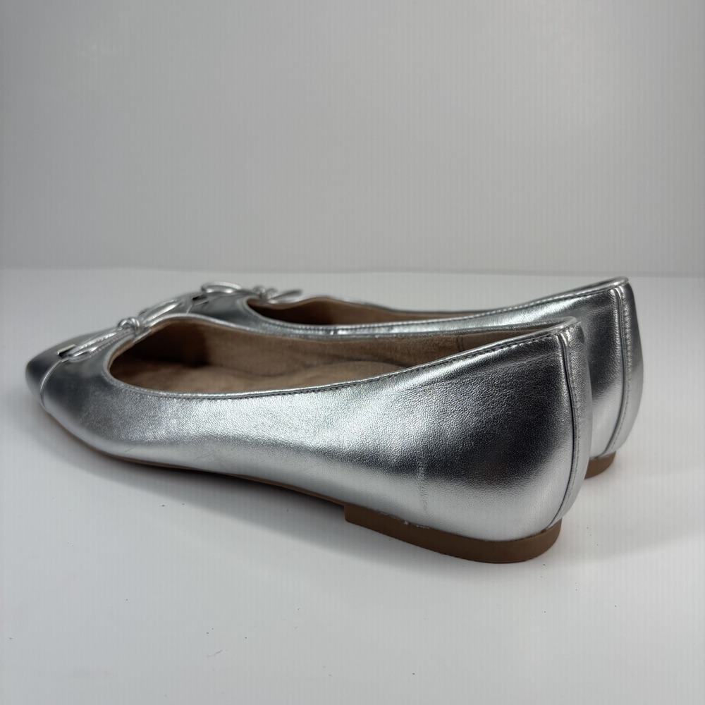 Vionic Silver Flats with Bow Detail 8.5 wide - Picture 11 of 16